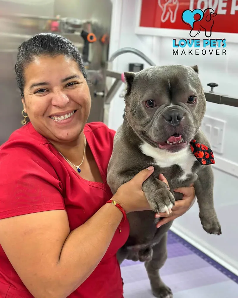 Patricia con un perro feliz en la unidad móvil